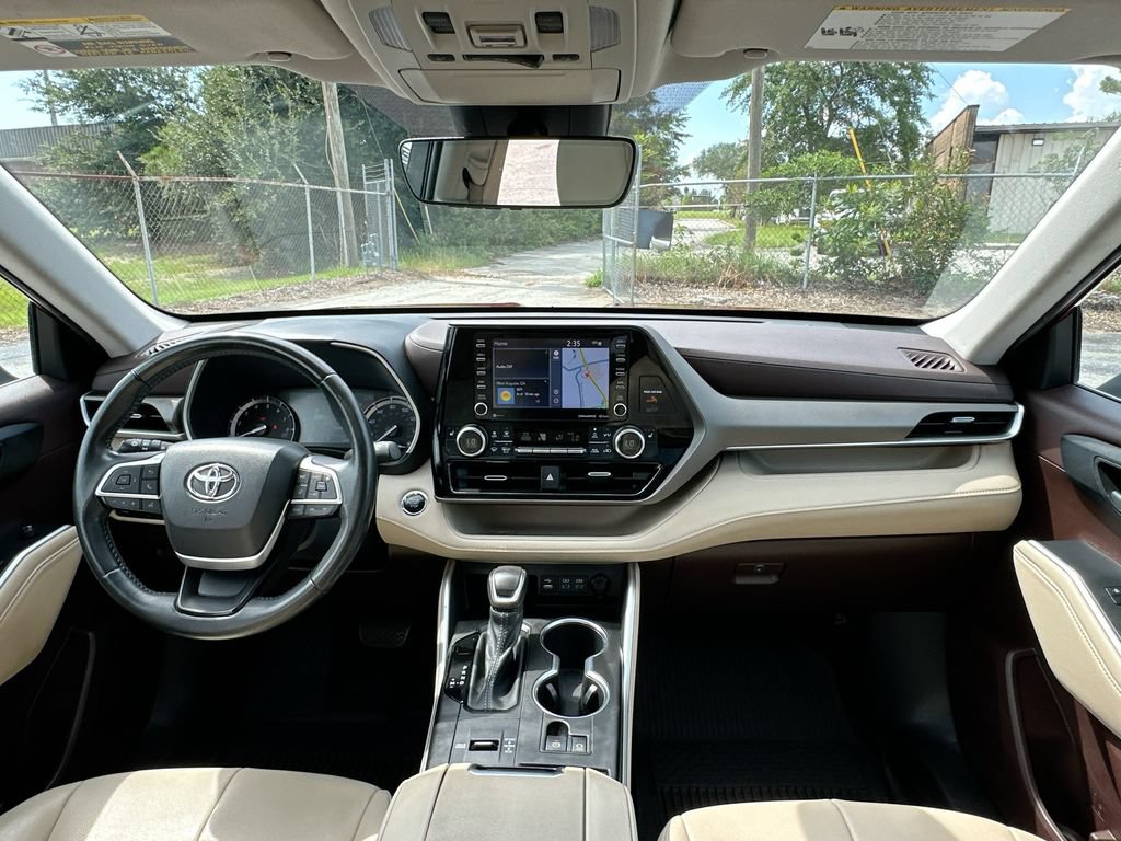 Used 2022 Toyota Highlander XLE FWD image 3