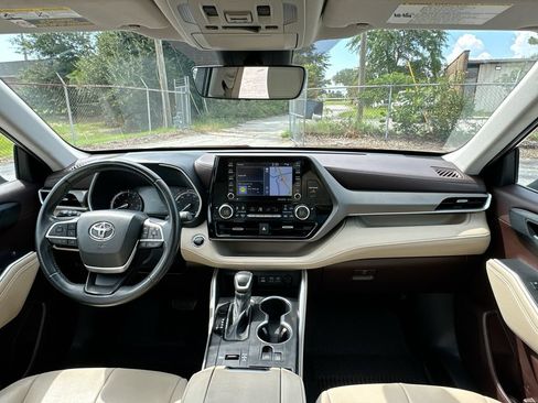 Used 2022 Toyota Highlander XLE FWD image 3
