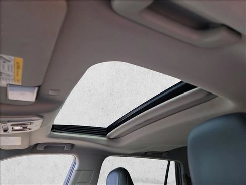 Used 2020 Toyota Highlander XLE AWD/4WD image 16
