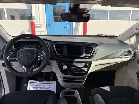 Used 2023 Chrysler Voyager LX image 17