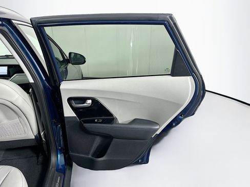 Used 2021 Kia Niro EX Premium image 31