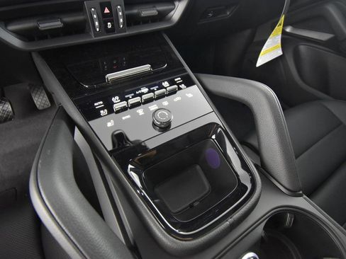 Used 2025 Porsche Cayenne AWD/4WD image 20