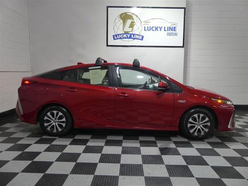Used 2021 Toyota Prius Prime XLE image 6