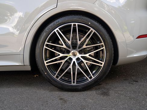 Used 2025 Porsche Cayenne Turbo AWD/4WD image 29