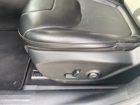 Used 2019 Jeep Cherokee Latitude Plus w/ Comfort/Convenience Group image 11