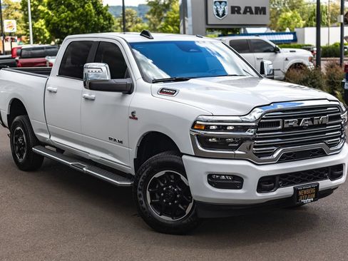 Used 2025 RAM 3500 Laramie AWD/4WD image 2