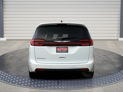 Used 2023 Chrysler Pacifica Touring-L FWD image 6