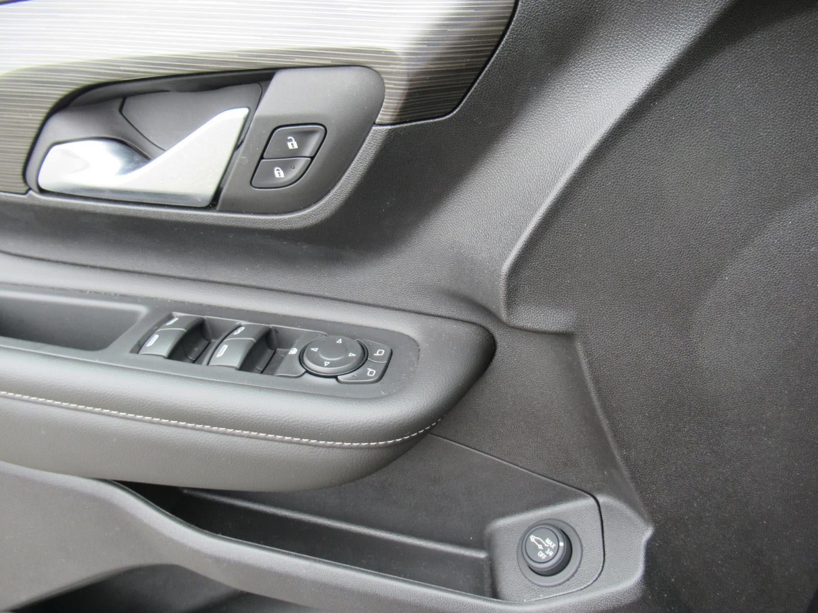 Used 2024 GMC Terrain SLE w/ Driver Convenience Package FWD image 21