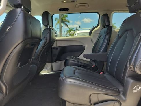 Used 2023 Chrysler Pacifica Touring-L FWD image 12