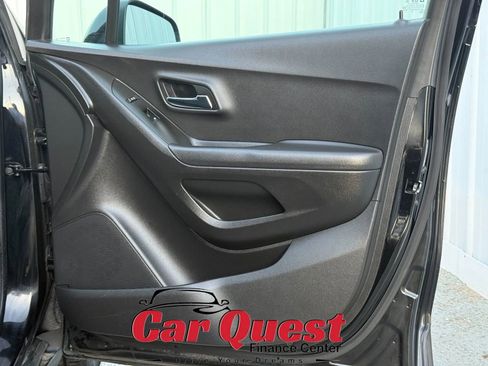 Used 2019 Chevrolet Trax LT w/ LT Convenience Package image 19