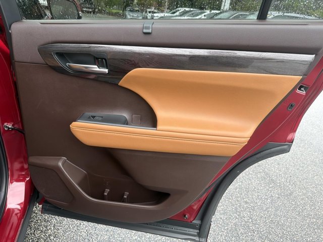 Certified 2021 Toyota Highlander Platinum FWD image 19