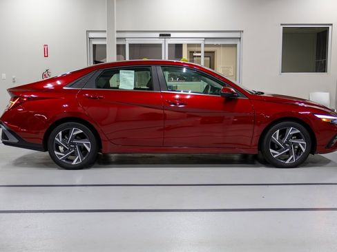 Certified 2025 Hyundai Elantra Limited image 6