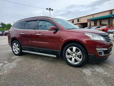 Used 2017 Chevrolet Traverse LT w/ Style and Technology Package FWD image 1