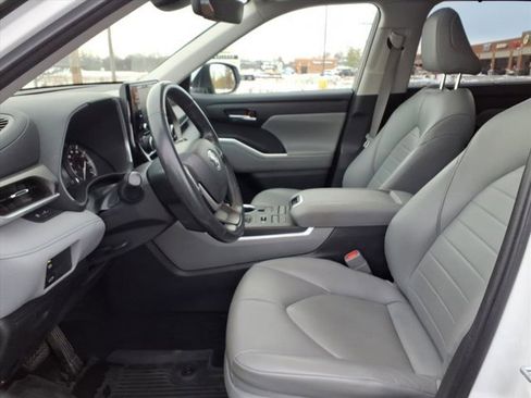 Used 2022 Toyota Highlander XLE image 26