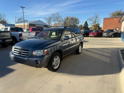 Used 2005 Toyota Highlander 4WD V6 w/ 3rd Row image 3