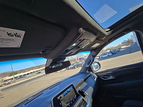 Used 2023 Chevrolet Suburban Z71 w/ Luxury Package image 18