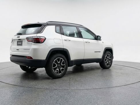 Used 2025 Jeep Compass Trailhawk AWD/4WD image 9