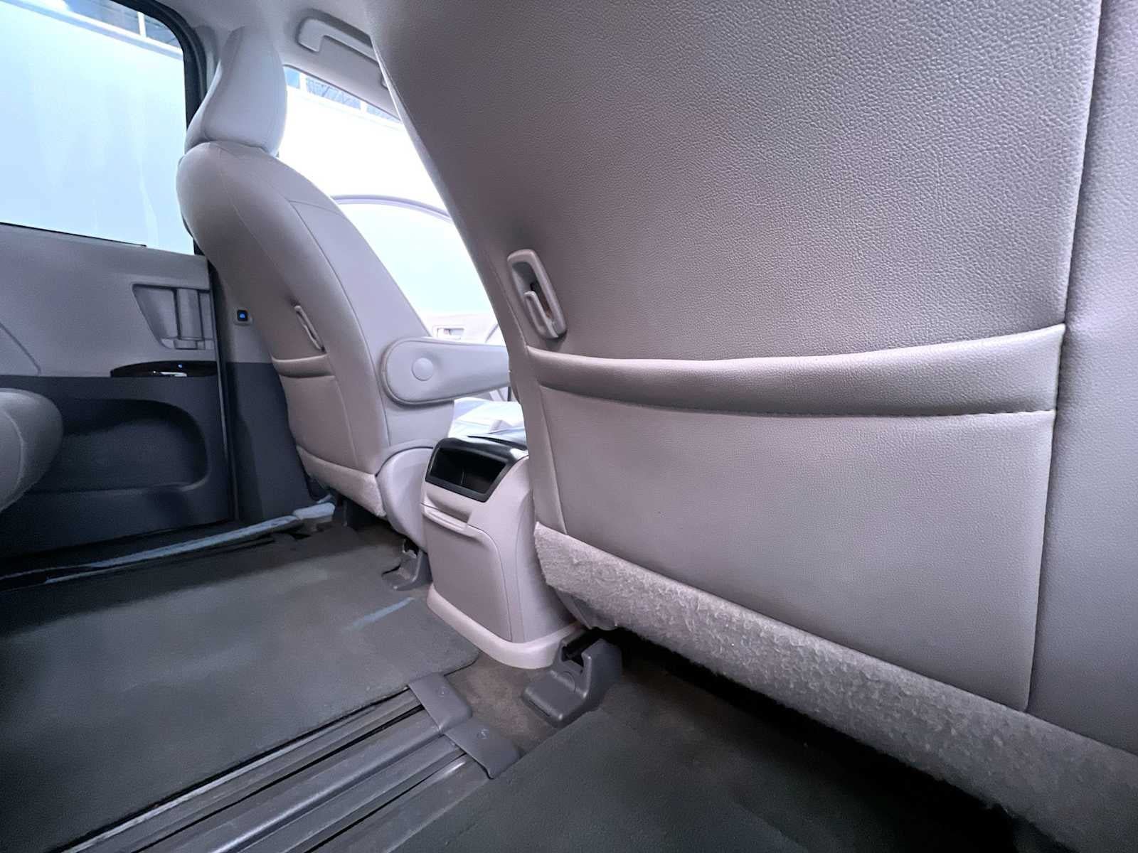 Used 2015 Toyota Sienna XLE FWD image 41
