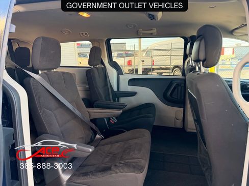 Used 2017 Dodge Grand Caravan SE w/ UConnect Hands-Free Group image 9