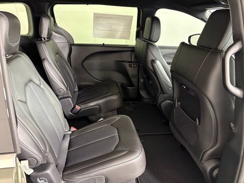 New 2027 Chrysler Pacifica Select FWD image 42