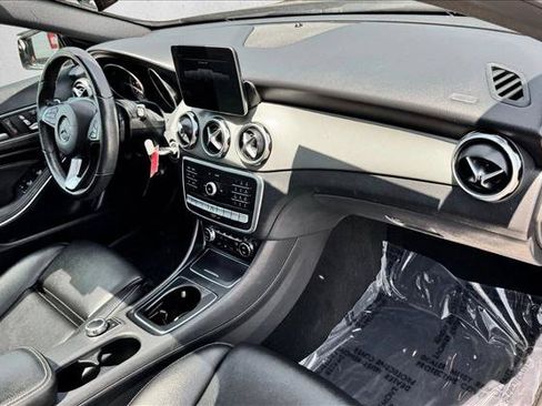 Used 2020 Mercedes-Benz GLA 250 4MATIC w/ Premium Package image 19