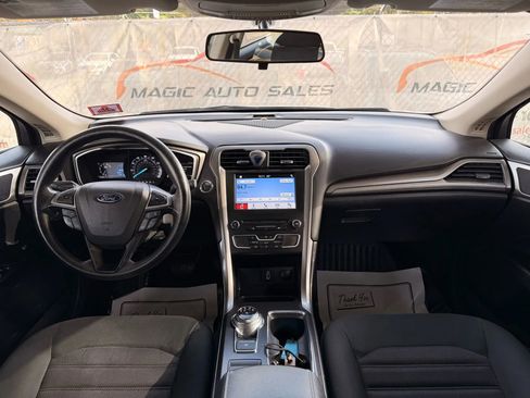 Used 2017 Ford Fusion SE w/ Fusion SE Technology Package image 27