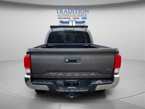 Used 2017 Toyota Tacoma TRD Sport image 4