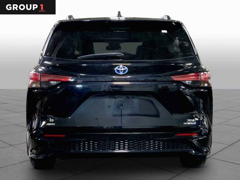 Used 2024 Toyota Sienna XSE w/ XSE Plus Package AWD/4WD image 5