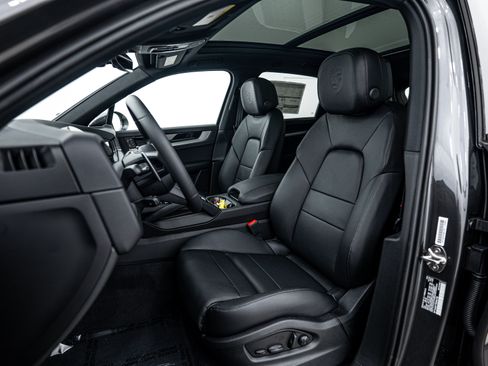 Certified 2025 Porsche Cayenne image 5