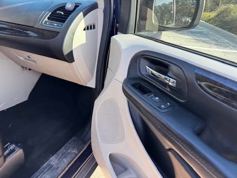 Used 2016 Dodge Grand Caravan American Value Package w/ UConnect Hands-Free Group image 32