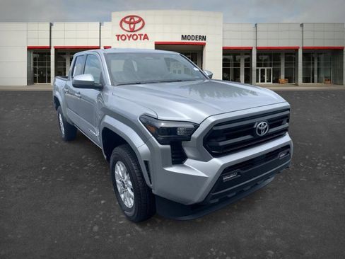 Certified 2025 Toyota Tacoma SR5 AWD/4WD image 3