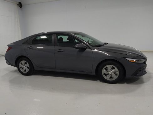 Used 2025 Hyundai Elantra SE FWD image 11