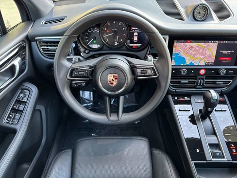 Certified 2025 Porsche Macan image 16