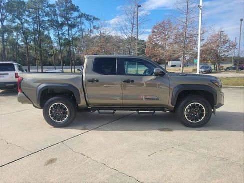 Certified 2025 Toyota Tacoma TRD Off-Road image 8