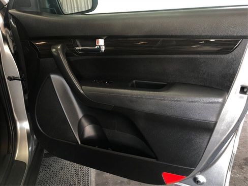 Used 2012 Kia Sorento LX image 16
