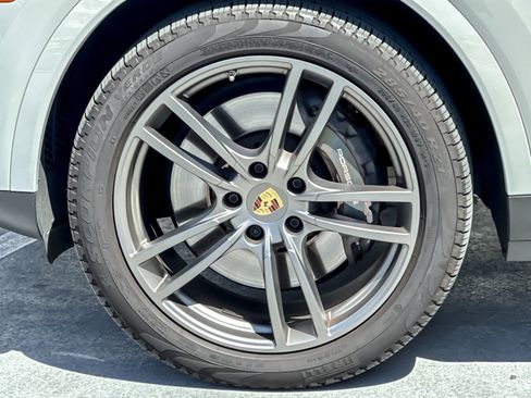 Certified 2023 Porsche Cayenne Platinum Edition AWD/4WD image 26