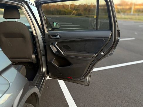 Used 2018 Volkswagen Tiguan S image 17