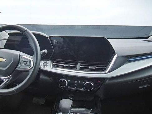 Used 2025 Chevrolet Trax LT w/ LT Convenience Package FWD image 18