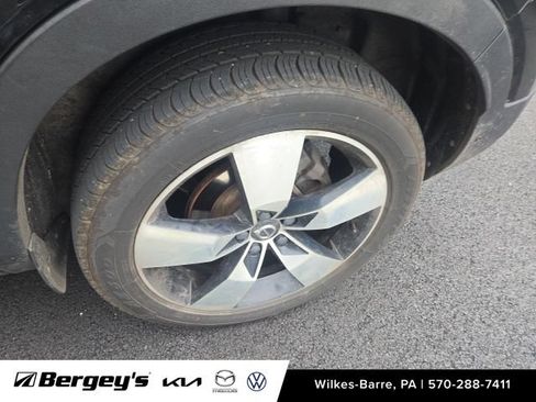 Used 2021 Volvo XC40 T5 Momentum w/ Premium Package AWD/4WD image 2