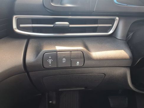 Used 2025 Hyundai Elantra SE FWD image 30