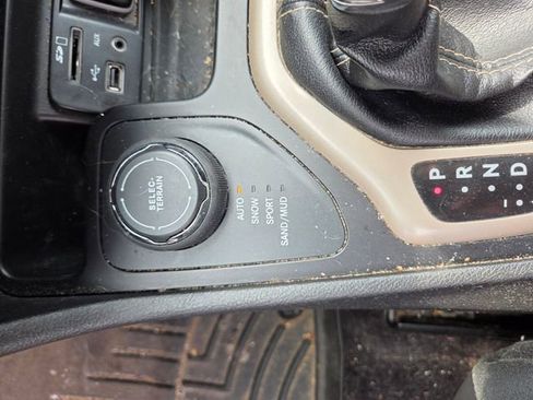 Used 2017 Jeep Cherokee Limited AWD/4WD image 8