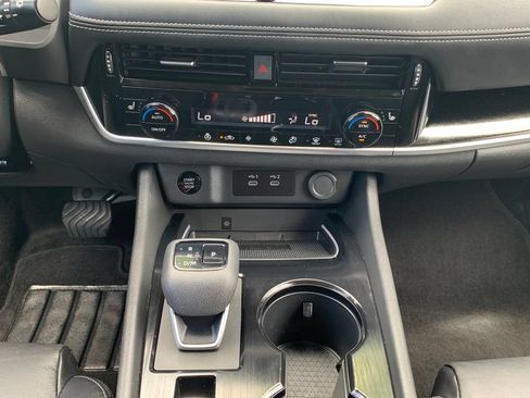 Used 2025 Nissan Rogue SL FWD image 19