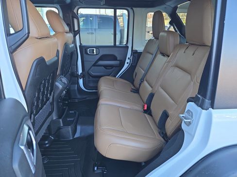 Used 2022 Jeep Wrangler Unlimited Rubicon w/ LED Lighting Group AWD/4WD image 14
