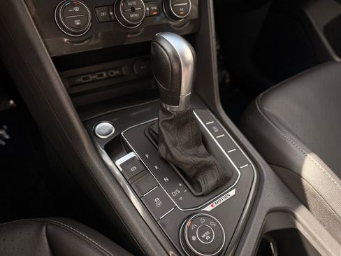 Used 2018 Volkswagen Tiguan SEL image 31