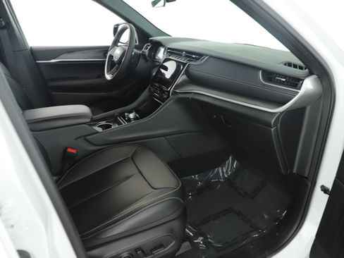 Used 2025 Jeep Grand Cherokee Limited w/ Trailer Tow Package image 10