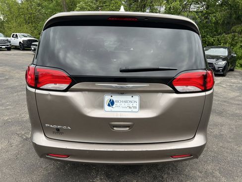 Used 2017 Chrysler Pacifica LX FWD image 4