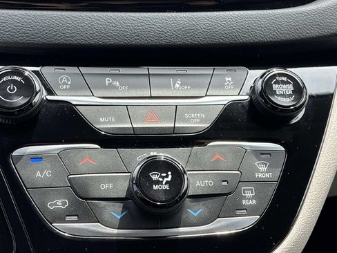 Used 2023 Chrysler Pacifica Touring-L FWD image 34