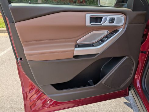 Certified 2022 Ford Explorer King Ranch w/ Premium Technology Package AWD/4WD image 10