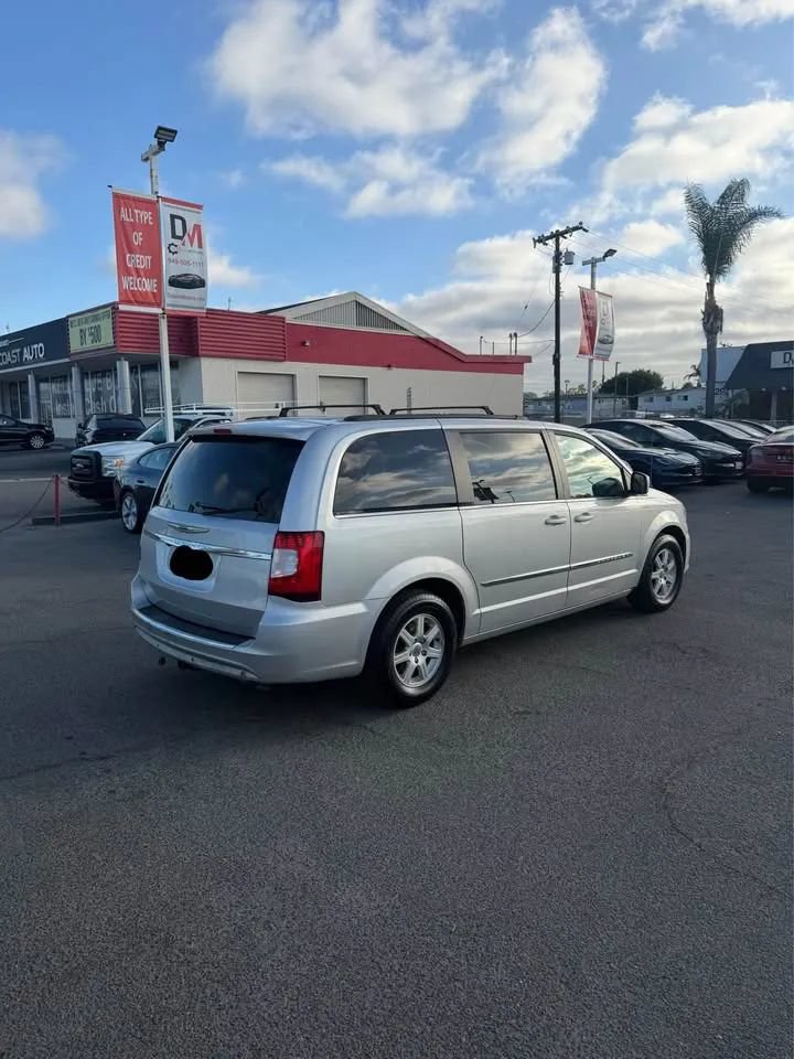 Used 2012 Chrysler Town & Country Touring FWD image 4