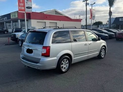 Used 2012 Chrysler Town & Country Touring FWD image 4